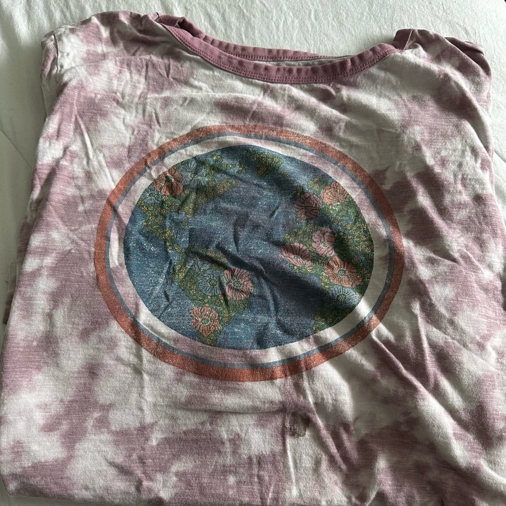 Selling a tshirt with a little circle of flowers in the middle it’s large